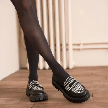 Mocasines de mujer con suela gruesa y pedrería.