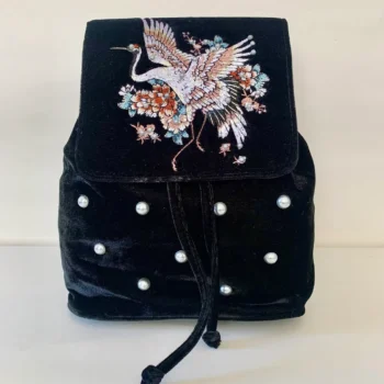 Mochila black velvet bordada a mano