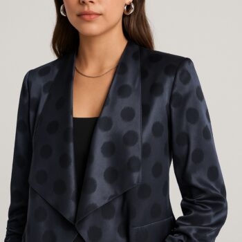 Chaqueta abierta de satén azul marino con lunares en talla grande