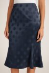 Falda midi de satén azul marino con lunares