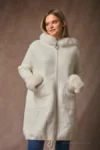 Abrigo Luisa blanco  con capucha y puños de piel