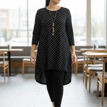 Túnica de manga larga con collar dorado.