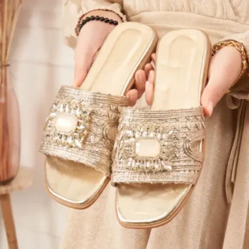Sandalias planas doradas con pedrería